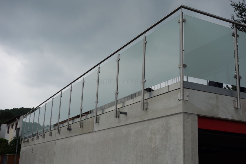 Balustrada kwasoodporna aisi 316  z szybą mleczną , satyna,mocowanie boczne 