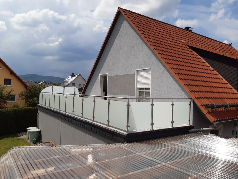 Balustrada kwasoodporna aisi 316   z szybą mleczną , mocowanie na wierzch.satyna,