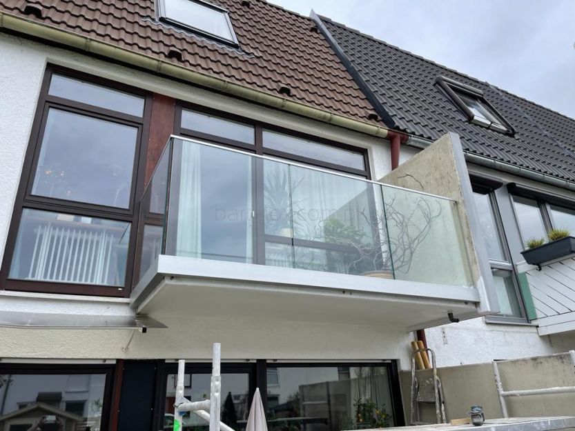 Balustrada całoszklana w listwie aluminiowej szkło 6,6,4 VSG ESG mocowanie boczne 