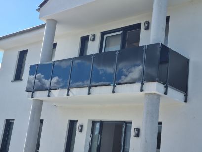 Balustrada malowana Ral 7016 ze szkłem czarnym